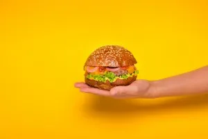 Praca w Holandii - Pakowanie burgerów i frikandeli Praca w Holandii - Pakowanie burgerów i frikandeli